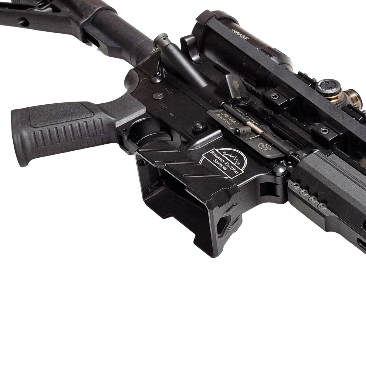 Magwell pro AR-15 - namontovaný na pušce - spodní pohled