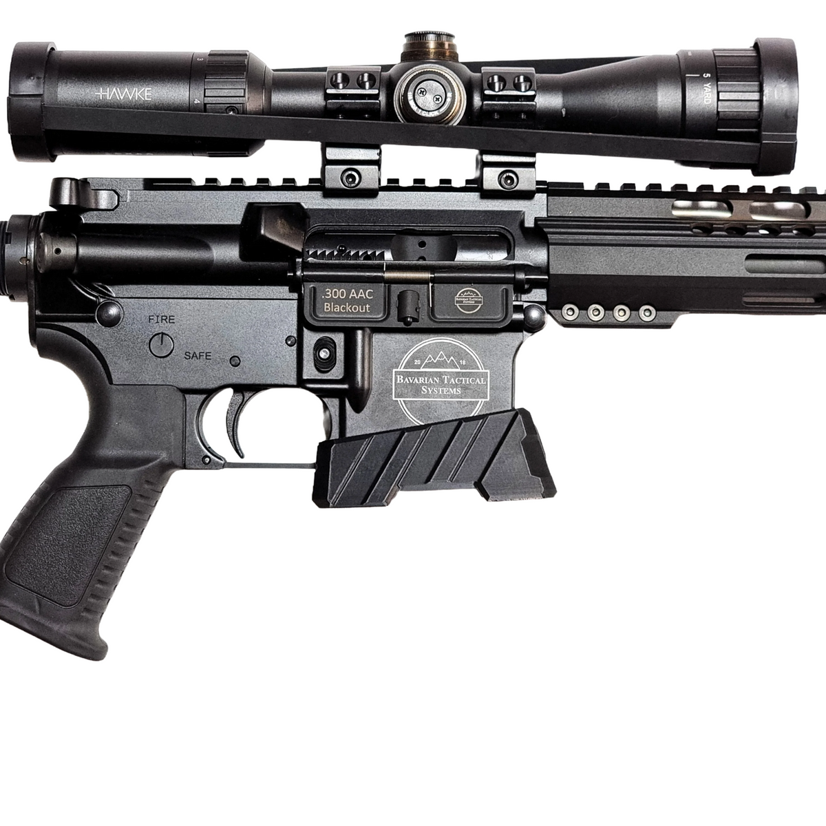 Magwell pro AR-15 - namontovaný na pušce - boční pohled